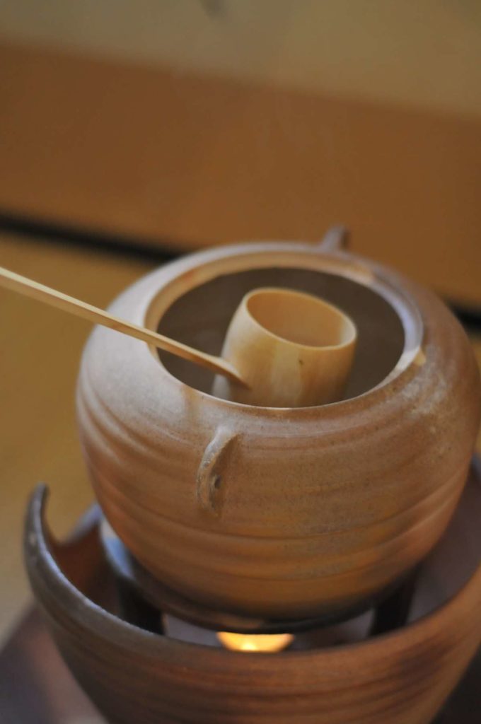 Cérémonie du thé par Lisa Bombin (Atelier Yugen) chez Hosomi Ryokan